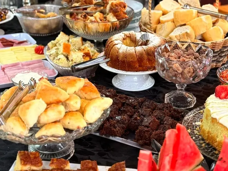Pães de queijo, bolos e frutas