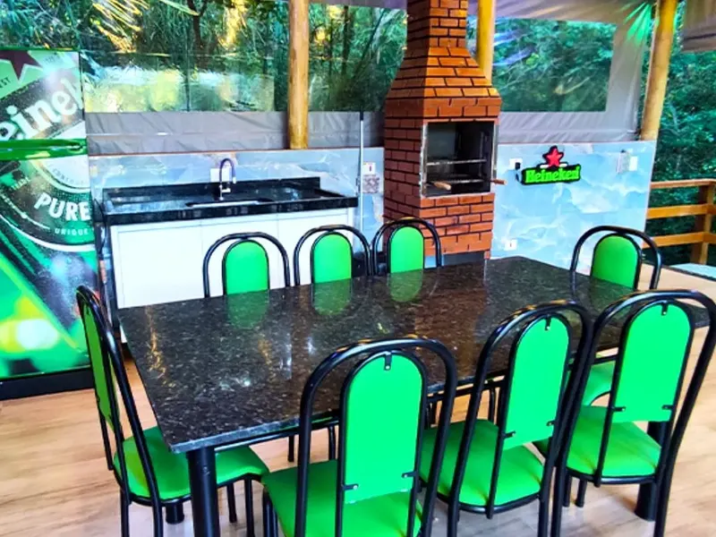 Mesa para 8 pessoas e churrasqueira